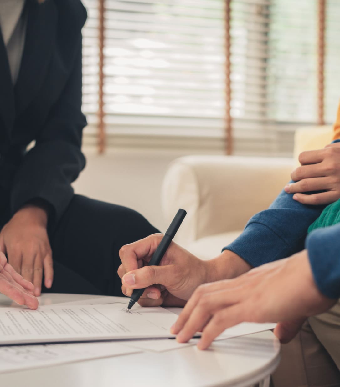 Person unterschreibt einen Vertrag