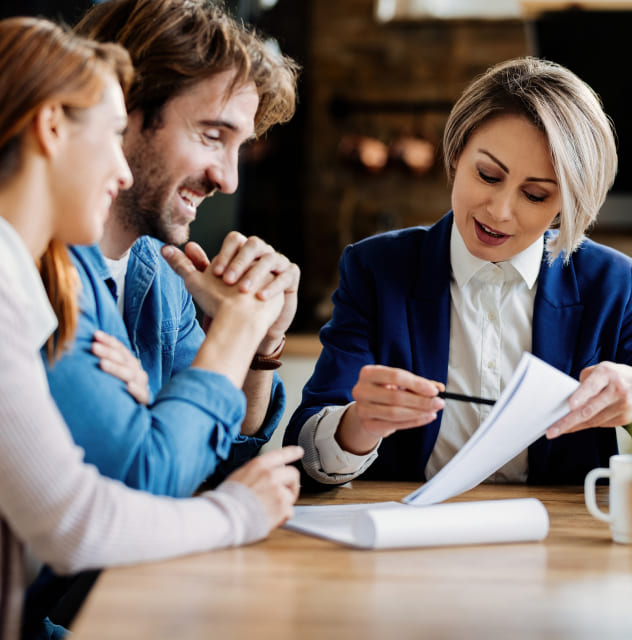 Beraterin berät junges Paar