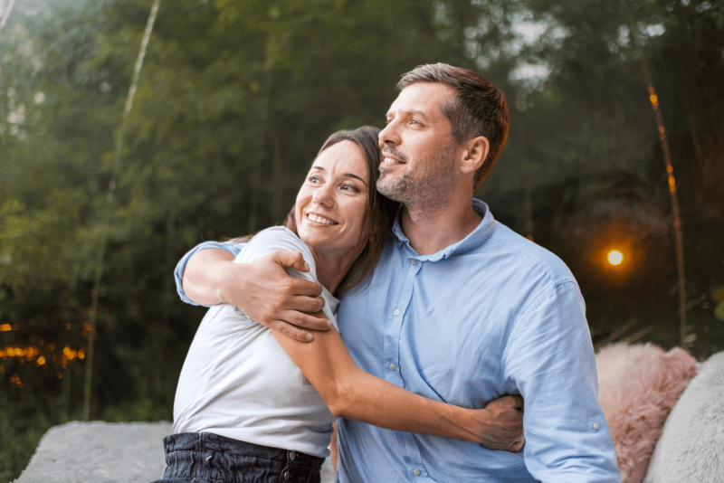 Ein Paar schaut zufrieden in die Ferne